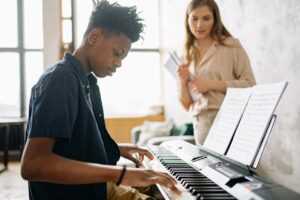 Piano teacher giving piano lessons in montreal