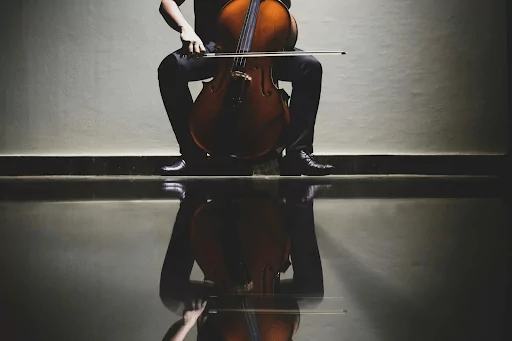 Élève jouant du violoncelle en position assise – cours de violoncelle pour adultes