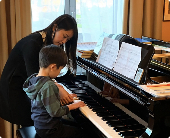 WIMA guitar teacher helping a beginner with chords in Pointe-Claire.